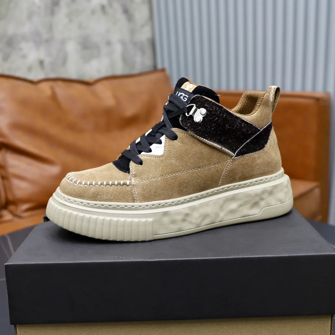 Ex-factory price: 620💰Thick wool imported from Australia Brand: UGG genuine purchase Size: 39-44 Grade: Official website 1:1 Material: First layer of genuine leather waterproof and antifreeze upper Real wool lining Original non-slip soft wear-resistant outsole Style category: Men's casual shoes Trendy style Comfortable on the feet Color: Official website color synchronization
